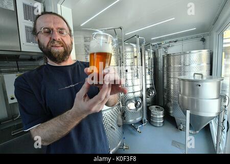 Die tschechische Brauerei Libor Pavelec zeigt ein Bier im Container Brauerei in Prag, Tschechische Republik, am 23. August 2017. Tschechische Firma gut Service will Brauereien in Behältern, die im Rahmen der Smart Brauerei Marke zu verkaufen. Für jetzt sein hat zwei Verträge, in Chuchle, Prag und in Weliki Nowgorod, Russland. Der Vorteil der Container Brauerei ist seine leichte Transportfähigkeit, es kann per Bahn, Schiff oder Lkw transportiert werden. Der Preis für eine Brauerei, die verwaltet 525 Hektoliter Bier pro Jahr zu produzieren, ist rund 2,8 Millionen Kronen. Im Preis inbegriffen ist eine Brauerei, die zusammen mit dem Container am d Ankommen Stockfoto