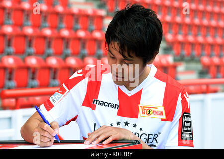 Japanischer Fußballspieler Atsuto Uchida wird als neuer Spieler der 1. FC Union Berlin Club in Berlin, Deutschland, 23. August 2017. Der japanische Spieler von Schalke 04 an die Berliner Club. Foto: Maurizio Gambarini/dpa Stockfoto