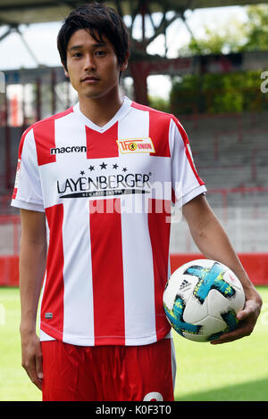 Japanischer Fußballspieler Atsuto Uchida wird als neuer Spieler der 1. FC Union Berlin Club in Berlin, Deutschland, 23. August 2017. Der japanische Spieler von Schalke 04 an die Berliner Club. Foto: Maurizio Gambarini/dpa Stockfoto