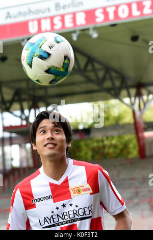 Japanischer Fußballspieler Atsuto Uchida wird als neuer Spieler der 1. FC Union Berlin Club in Berlin, Deutschland, 23. August 2017. Der japanische Spieler von Schalke 04 an die Berliner Club. Foto: Maurizio Gambarini/dpa Stockfoto