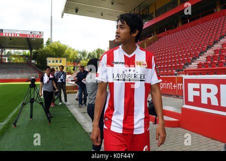 Japanischer Fußballspieler Atsuto Uchida wird als neuer Spieler der 1. FC Union Berlin Club in Berlin, Deutschland, 23. August 2017. Der japanische Spieler von Schalke 04 an die Berliner Club. Foto: Maurizio Gambarini/dpa Stockfoto