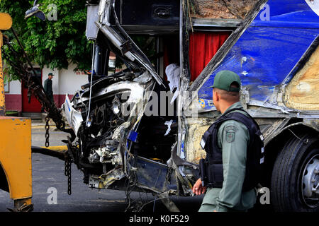 Valencia, Carabobo, Venezuela. 23 Aug, 2017. Fünf Menschen getötet und 40 verletzt sind das Ergebnis einer Bus Unfall der West express Linie, die in der Valencia-purto Cabello Autobahn aufgetreten, in Carabobo. Die Einheit verlassen das Terminal der benachbarten Stadt Maracay, in Aragua, und überschlug sich einer Ihrer Reifen. Überlebende berichtet. Foto: Juan Carlos Hernandez Credit: Juan Carlos Hernandez/ZUMA Draht/Alamy leben Nachrichten Stockfoto