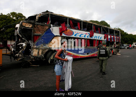 Valencia, Carabobo, Venezuela. 23 Aug, 2017. Fünf Menschen getötet und 40 verletzt sind das Ergebnis einer Bus Unfall der West express Linie, die in der Valencia-purto Cabello Autobahn aufgetreten, in Carabobo. Die Einheit verlassen das Terminal der benachbarten Stadt Maracay, in Aragua, und überschlug sich einer Ihrer Reifen. Überlebende berichtet. Foto: Juan Carlos Hernandez Credit: Juan Carlos Hernandez/ZUMA Draht/Alamy leben Nachrichten Stockfoto