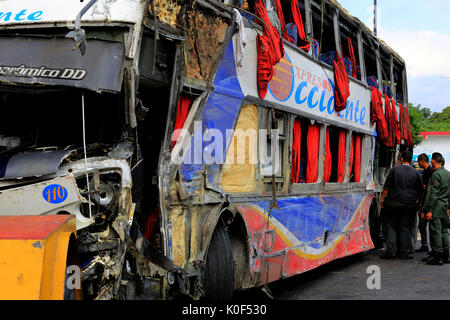 Valencia, Carabobo, Venezuela. 23 Aug, 2017. Fünf Menschen getötet und 40 verletzt sind das Ergebnis einer Bus Unfall der West express Linie, die in der Valencia-purto Cabello Autobahn aufgetreten, in Carabobo. Die Einheit verlassen das Terminal der benachbarten Stadt Maracay, in Aragua, und überschlug sich einer Ihrer Reifen. Überlebende berichtet. Foto: Juan Carlos Hernandez Credit: Juan Carlos Hernandez/ZUMA Draht/Alamy leben Nachrichten Stockfoto