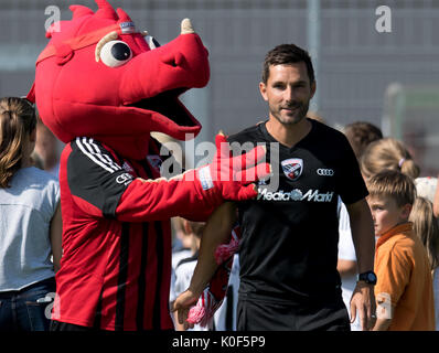 Die neuen Ingolstadt Trainer Stefan Leitl ist von Mascot Schanzi am Training der Deutschen 2. Bundesliga Fußball-Verein FC Ingolstadt 04 am Audi Sportpark in Ingolstadt, Deutschland, 23. August 2017 begrüßt. Foto: Sven Hoppe/dpa Stockfoto