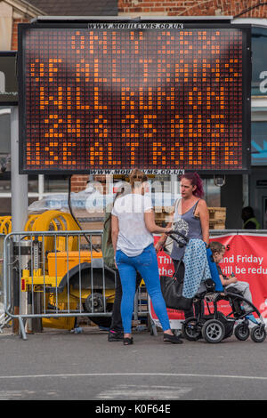 London, Großbritannien. 23 August, 2017. Personal und Schilder warnen die Fahrgäste über eine 75%ige Reduzierung der Service durch Clapham Junction gehen auf den Donnerstag 24. und Freitag, den 25. August. Dies wird im Rahmen der laufenden Unterbrechungen für Pendler im August aufgrund der Waterloo Plattform upgrade arbeiten werden. London, 23. Aug 2017. Credit: Guy Bell/Alamy leben Nachrichten Stockfoto