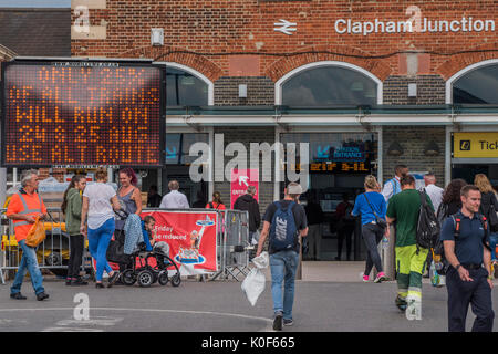 London, Großbritannien. 23 August, 2017. Personal und Schilder warnen die Fahrgäste über eine 75%ige Reduzierung der Service durch Clapham Junction gehen auf den Donnerstag 24. und Freitag, den 25. August. Dies wird im Rahmen der laufenden Unterbrechungen für Pendler im August aufgrund der Waterloo Plattform upgrade arbeiten werden. London, 23. Aug 2017. Credit: Guy Bell/Alamy leben Nachrichten Stockfoto