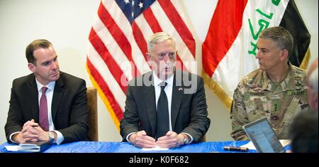 Us-Verteidigungsminister James Mattis, Zentrum, Sondergesandter Brett McGurk, Links, und der US-Armee Generalleutnant Stephen Townsend, dem Kommandeur der Combined Joint Task Force Betrieb inhärenten Lösen während einer Pressekonferenz im Anschluss an ihren Besuch, 22. August 2017 in Bagdad, Irak. Stockfoto