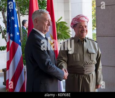 Us-Verteidigungsminister James Mattis ist durch die kurdische Regionalregierung Präsident Masoud Barzani bei der Ankunft für Sitzungen, 22. August 2017 in Erbil, Irak begrüßt. Stockfoto