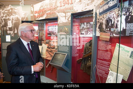 Deutsche Präsident Frank-Walter Steinmeier besuchen das Museum der Besetzung Lettlands 1940-1991 in Riga, Lettland, 23. August 2017. Präsident Steinmeier und seine Frau sind zu einem offiziellen Besuch in den baltischen Staaten zwischen dem 22. und dem 25. August 2017. Foto: Bernd von Jutrczenka/dpa Stockfoto