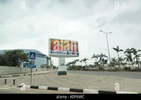 Luanda, Angola. 23 August, 2017. Ein Plakat wirbt canidate Präsidenten Joao Lourenco. Lourenco von der regierenden Volksbewegung für die Befreiung Angolas (MPLA) Partei. Credit: Wird Reynolds Fotografie/Alamy leben Nachrichten Stockfoto