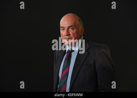 Edinburgh, Großbritannien. 23 Aug, 2017. Das Edinburgh International Book Festival Mittwoch, 23.August. General Sir Richard Dannatt pensionierte ältere British Army Officer und Mitglied des Oberhauses stellt sein Buch Stiefel auf dem Boden, in denen sich die Geschichte der britischen Armee untersucht seit dem Ende des Zweiten Weltkriegs im Jahr 1945. Credit: Stuart Cobley/Alamy leben Nachrichten Stockfoto