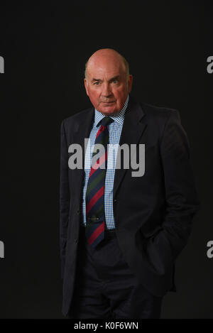 Edinburgh, Großbritannien. 23 Aug, 2017. Das Edinburgh International Book Festival Mittwoch, 23.August. General Sir Richard Dannatt pensionierte ältere British Army Officer und Mitglied des Oberhauses stellt sein Buch Stiefel auf dem Boden, in denen sich die Geschichte der britischen Armee untersucht seit dem Ende des Zweiten Weltkriegs im Jahr 1945. Credit: Stuart Cobley/Alamy leben Nachrichten Stockfoto