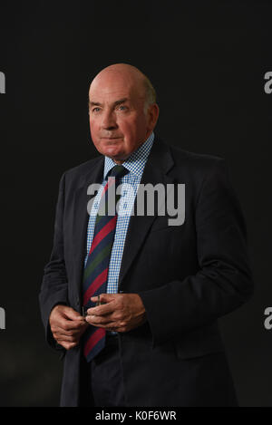 Edinburgh, Großbritannien. 23 Aug, 2017. Das Edinburgh International Book Festival Mittwoch, 23.August. General Sir Richard Dannatt pensionierte ältere British Army Officer und Mitglied des Oberhauses stellt sein Buch Stiefel auf dem Boden, in denen sich die Geschichte der britischen Armee untersucht seit dem Ende des Zweiten Weltkriegs im Jahr 1945. Credit: Stuart Cobley/Alamy leben Nachrichten Stockfoto