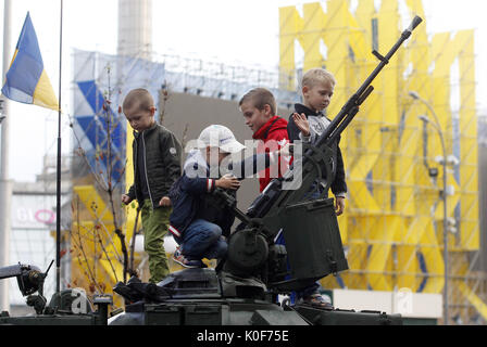 August 23, 2017 - Kiew, Ukraine - Ukrainisch spielen die Kinder auf die militärische Hardware auf dem zentralen Khreshchatyk Straße in Kiew, Ukraine angezeigt, am 23. August 2017. Eine Militärparade zum Tag der Unabhängigkeit der Ukraine ist für den 24. August 2017 geplant. (Bild: © SERG Glovny über ZUMA Draht) Stockfoto