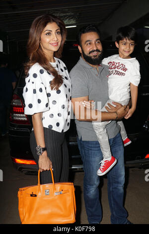 Mumbai, Indien. 23 August, 2017. Bollywood Schauspieler Shilpa Shetty und ihre hasbend Raj Kundra mit Sohn während des Screening der flim SCHNÜFFELN an einem Theater in Juhu, Mumbai am 23. Augest 2014. Credit: prodip Guha/Alamy leben Nachrichten Stockfoto