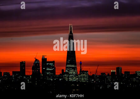 London, Großbritannien. 23 August, 2017. UK Wetter: Der Shard skyscraper bei einem farbenfrohen Sonnenuntergang © Guy Corbishley/Alamy Live Nachrichten gesehen Stockfoto