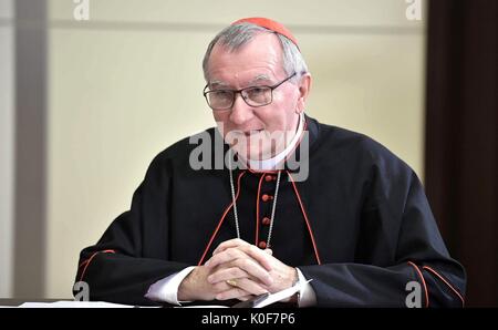 Vatikanischen Staatssekretär Kardinal Pietro Parolin während eines bilateralen Treffens mit dem russischen Präsidenten Wladimir Putin am Schwarzen Meer Resort Villa August 23, 2017 in Sotschi, Russland. Stockfoto