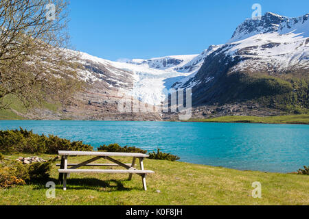 Picknicktisch von engabreen Enga Gletscher Svartisen Arm der Eiskappe über Svartisvatnet oder Engabrevatnet See. Saltfjellet-Svartisen Nationalpark Norwegen Stockfoto