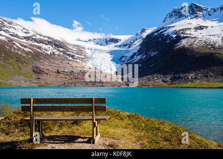 Lakeside leer Svartisvatnet Sitzbank mit Blick auf den See zum Engabreen oder Enga Gletscher Svartisen Arm der Eiskappe. Saltfjellet-Svartisen Nationalpark Norwegen Stockfoto