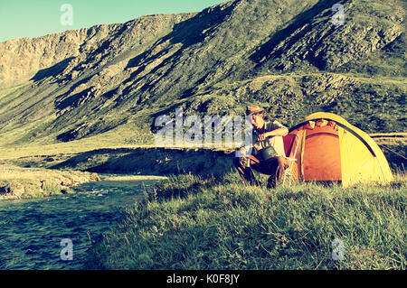 Vintage Outdoor Portrait von Touristen im Altai camp Tee trinken, in der Nähe der Stream eingefärbte Stockfoto