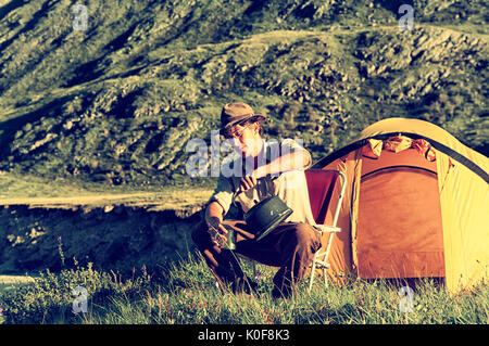 Vintage Outdoor Portrait von Touristen im Altai camp Tee trinken, in der Nähe der Stream eingefärbte Stockfoto