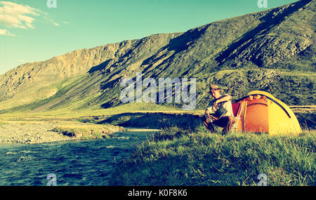 Vintage Outdoor Portrait von Touristen im Altai camp trinken T-Stück in der Nähe der Strom eingefärbte Stockfoto