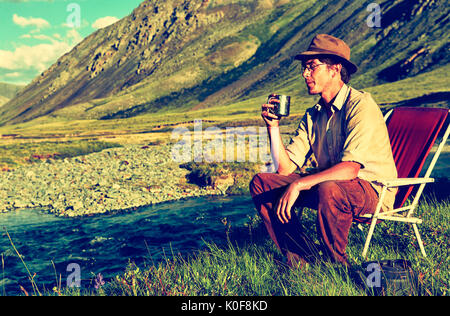 Vintage Outdoor Portrait von Touristen im Altai camp Tee trinken, in der Nähe der Stream eingefärbte Stockfoto