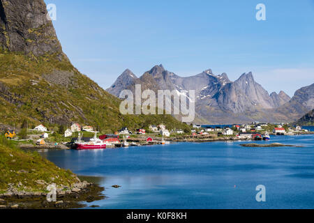 Blick über die natürliche Fischerhafen zu bergen. Reine, Moskenes, Insel Moskenesøya, Lofoten, Nordland, Norwegen, Skandinavien Stockfoto