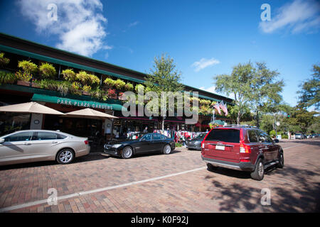 Park Plaza Hotel und verschiedene Geschäfte in Winter Park, Florida. Stockfoto