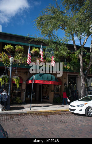 Park Plaza Hotel und verschiedene Geschäfte in Winter Park, Florida. Stockfoto