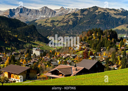 Stadtbild mit Gstaad Palace Hotel im Herbst, Gstaad, Berner Oberland, Schweiz Stockfoto