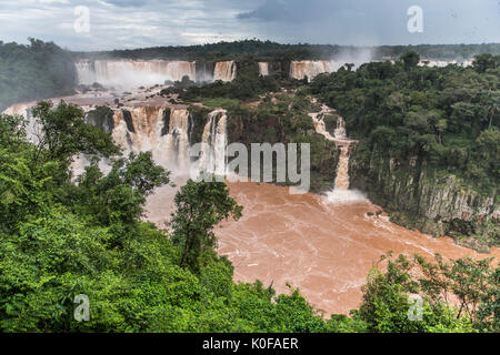 Iguazú-Wasserfälle der Fluss Iguazú, Grenze zwischen Brasilien und Argentinien, Paraná, Brasilien Stockfoto