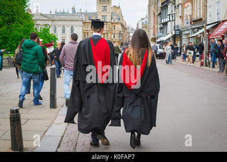 Cambridge Studenten, eine Universität Cambridge Tutor und studentische Spaziergang entlang King's Parade auf dem Weg zur Abschlussfeier, England, UK. Stockfoto