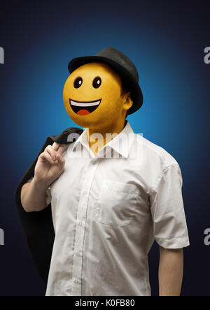 Ein glückliches surreale Geschäftsmann mit einem verspielten gelb Happy Face emoticon Portrait. Stockfoto