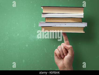 Ein Student die Studie Bücher mit einem Finger. Schnelle erfolgreiches Lernen Konzept. Stockfoto