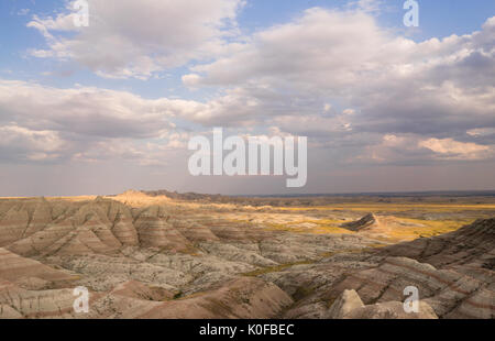 Die Wolken lassen die Sonne Licht Felsformationen in der South Dakota Badlands Stockfoto