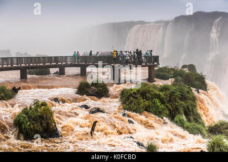 Touristen auf der Aussichtsplattform, Iguazú Wasserfälle, Foz do Iguaçu, Paraná, Brasilien Stockfoto