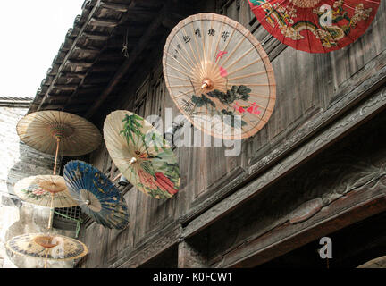 Traditionelle chinesische Regenschirme mit Text viel Glück Stockfoto