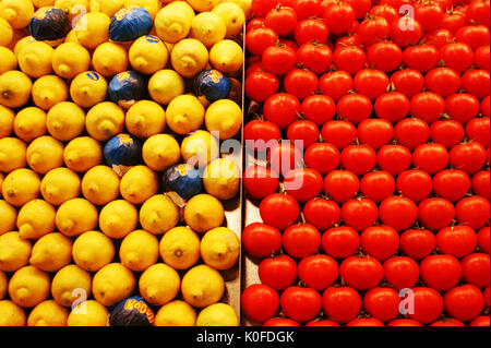 Eine Anzeige von frischem Obst, Zitronen in Papier einwickeln und Tomaten auf dem Markt La Boqueria Barcelona Spanien Abschaltdruck Stockfoto