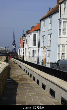 Hartlepool Landspitze Conservation Area Reihe viktorianischer große Reihenhäuser und Sea Wall England Stockfoto