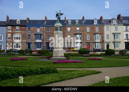 Hartlepool Landspitze WW1 WW2 Winged Angel War Memorial und Gärten mit einer Reihe viktorianischer Reihenhäuser England Stockfoto