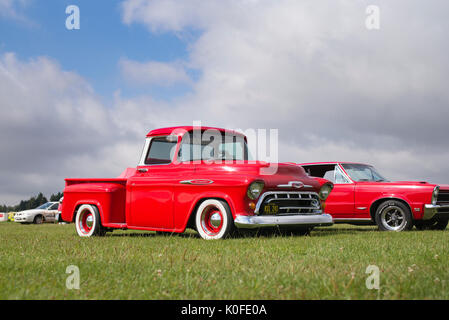 1957 Roter Chevrolet pick up an ein amerikanisches Auto zeigen. Essex. Großbritannien Stockfoto