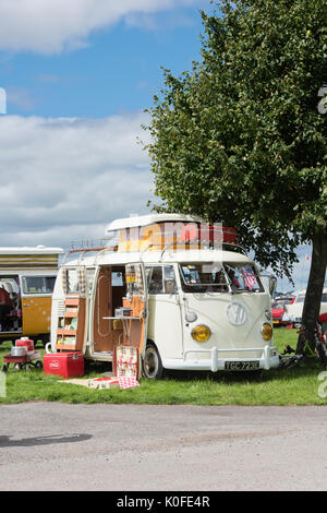 1967 VW split screen Wohnmobil an einem Vintage Retro Festival. Großbritannien Stockfoto