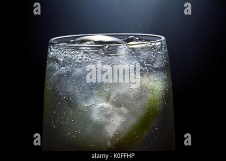 Fizzy Gin Tonic trinken mit Kalk Stockfoto