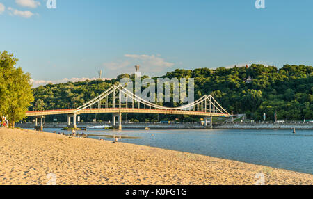 Die Fußgängerbrücke über den Dnepr in Kiew, der Hauptstadt der Ukraine Stockfoto