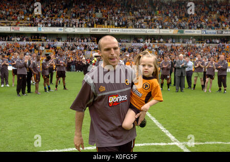 Fußballspieler Alex Rae mit seiner Tochter Alexandria im Jahr 2004 Stockfoto