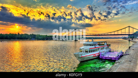 Sonnenaufgang über dem Fluss Dnepr in Kiew, Ukraine Stockfoto