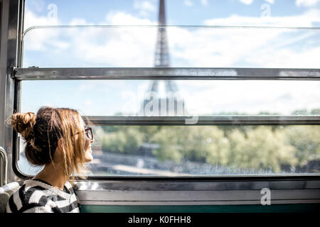 Frau in der Pariser U-Bahn Stockfoto