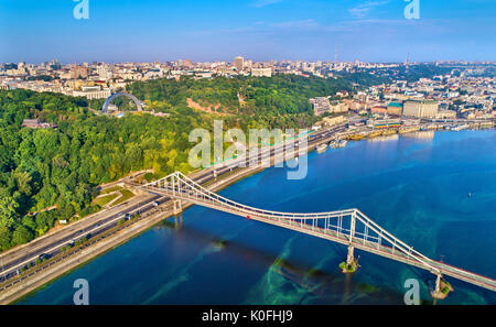 Luftaufnahme des Dnjepr mit der Fußgängerbrücke in Kiew, Ukraine Stockfoto